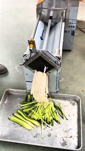 The Process of Cutting Vegetables Using an Automatic Cutting Machine
