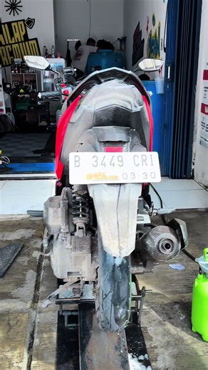 Dari lampung bawa oleh-oleh lumpur ke hyper🙈 Premium Wash dan Perawatan Kendaraan Anda Mitra Resmi Bekasi : @Kilap Premium Double Shampo Tochless by Aquarama italia dan Ph balance Info : WhatsApp : 0822-98-7878-21 Instagram : hypertrophywash Tiktok : hypertrophywash 📍Jl. Karang Satria Kp Cerewed No.2 RT 08 RW 16 Kel. Duren Jaya, Bekasi Timur 17111 #cucisteammotor #cucisteam #premiumwash #premiumwashbekasi #detailing