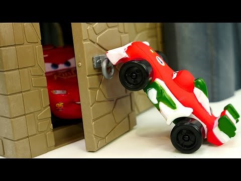McQueen fährt gegen Francesco ein Rennen. Video mit tollen Spielzeugautos