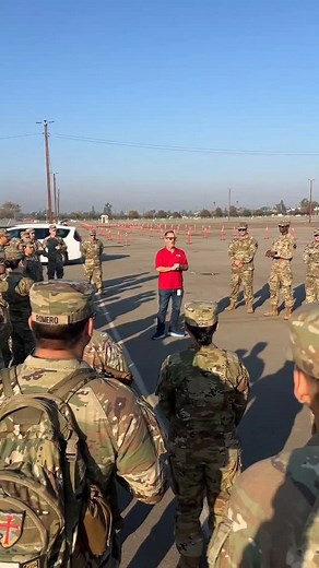 🤝Live here, serve here. Your Cal Guard Soldiers are now supporting food bank operations in Bakersfield, CA. It's an honor for our Soldiers to help their neighbors. #calguard #foodbank | California National Guard