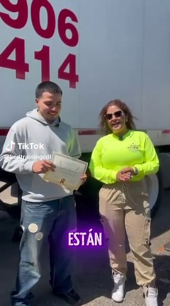Cada graduación tiene una historia… y la de Lucas es de esfuerzo, disciplina y ganas de salir adelante 💪 Hoy no solo se gradúa, hoy comienza una nueva etapa 🚛🔥 ¡Felicidades! Escríbenos o llámanos hoy mismo. 📱346-623-7188 📲713-518-9414 O visítanos en cualquiera de nuestras dos oficinas 📍Sede-1 16943 Avenue A Channelview, TX 77530 Estados Unidos 📍Sede-2 5921 Bellaire Blvd B, Houston, TX 77081 #cdl #houstontexas #cdlgraduate #truckdriver #cdltraining