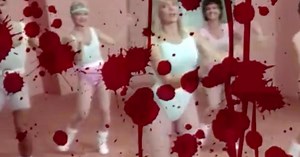 Le générique de AHS : 1984 est tellement sanglant et tellement 80's