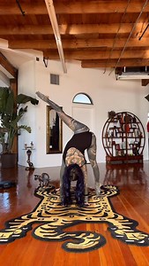 44K views · 18K reactions | A little bit of movement before tattooing ✨ . . #tattoos #inked #flexibility #yoga #stretching #handstand #backbend | Diamante Murru Tattoo | Facebook