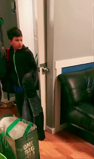 180K views · 10K reactions | My little brother (who’s a marine) surprising my younger brother and mom after being away for six months. This is one of my favorite memories ❤️ | Soldier Cominghome | Facebook