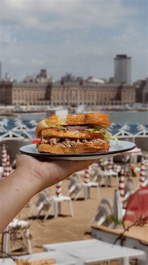 Fudo | Software gastronómico on Instagram: "🧡🥪 Atilios Sandwich Co. nació de un grupo de amigos que quiso hacer algo distinto en la gastronomía marplatense. Identificaron una oportunidad en la sandwichería: concepto con variedad artesanal y materia prima de primera calidad. Hoy tienen 4 sucursales abiertas de 8 AM a 11 PM, manejando demanda presencial y online desde el día uno. “No lo podríamos hacer si no contamos con sistemas de gestión para ordenar toda la información y tener todos los dato