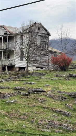 114K views · 6.2K reactions | Hey y’all I was going through my flash drives I found a drive by video I did of this house, as much as y’all liked the other video I thought you’d like this one as well. I don’t know any history of this beautiful place but you sure can tell it was loved. | Old Soul Appalachian | Facebook