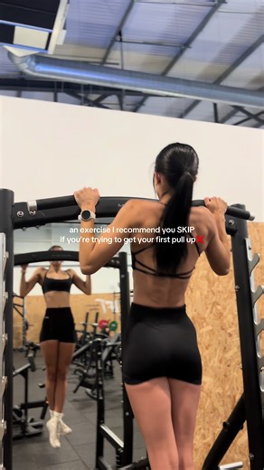 assisted machine pull ups. Let’s talk about them👇 yes, in my newbie days 5 years ago I did start on the assisted machine, however I didn’t really have a clue what I was doing back then😅 So why don’t I like this machine now? Many reasons!👇 1. It doesn’t give you the natural movements and strength curve of a pull up. 2. Doesn’t require you to stabilize and engage your muscles (as much). You’re locked into a fixed path. 3. You don’t need to control the lowering phase (which really helps in impro