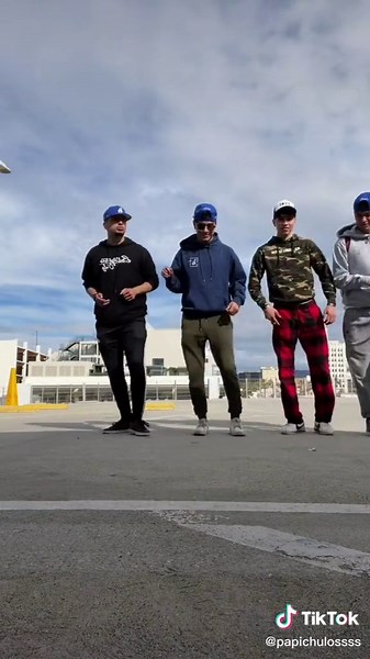 WE NEVER THOUGHT OUR DANCE WOULD BECOME A TREND 😭😭🤝❤️ @chronicchulo @jake_john_josh @hiramsilvach COMPA hirammmm #papichulos #OutlanderChallenge