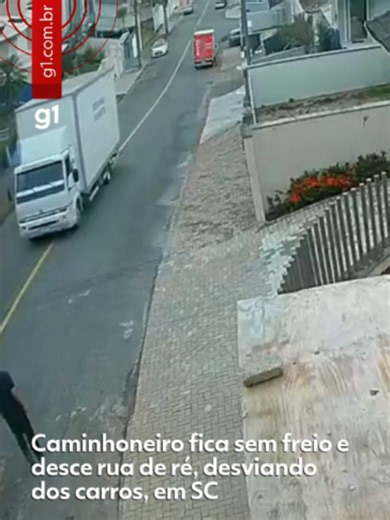 Santa Catarina - Um caminhoneiro de 49 anos precisou desviar de pelo menos quatro veículos estacionados na rua após o caminhão ficar sem freios e descer a via de ré. Ninguém ficou ferido, de acordo com os bombeiros voluntários de Jaraguá do Sul, cidade do Norte do estado onde ocorreu o fato. Um vídeo de uma câmera de monitoramento flagrou o momento da descida do caminhão e as manobras do condutor que pouparam os demais automóveis. O caso foi registrado pelos socorristas às 10h40 de quarta-feira