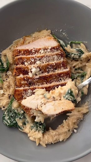 Rao’s Homemade Alfredo sauce is the secret to this delightfully creamy sauce! Thanks @dashofhealthyeats 🧀 😋 1 jar of Rao’s Homemade Alfredo Sauce 1-2 chicken breasts 2 cups orzo, cooked. little under a cup uncooked 1/3 cup heavy cream large handful of spinach freshly grated parmesan cheese 1 Tbsp butter 2 Tbsp olive oil seasonings: paprika, garlic powder, Italian seasoning, salt and pepper Instructions: 1. Cook orzo per package instructions. I cooked mine in chicken broth for extra flavor. Rem