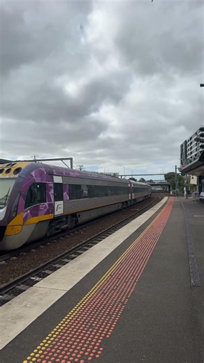 V/Line Vlocity VL1209 + VL2108 departing at Footscray Station to Southern Cross #vline