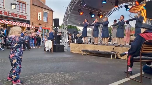 We LOVE this video clip sent to us by the lovely Abbey of her little one enjoying our performance at The Black Country Living Museum 😍 A pleasure to serenade you! 🇬🇧❤️ We love receiving your pictures & videos! 💌 | The D-Day Darlings