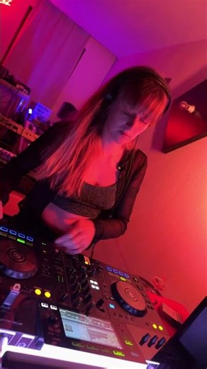 INDY is live at the ‪@Analog_Lab‬ we are having some fun in here ! Join us for more fun 🤩