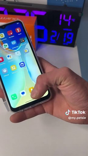 OUKITEL C2 Smartphone Großes Display, Starker Akku & Flüssige Performance Das OUKITEL C2 Smartphone überzeugt mit flüssiger Android-14-Performance, großem Display und starker Akkulaufzeit. Mit bis zu 16 GB RAM inklusive virtuellem Speicher, erweiterbarem Speicher bis zu 1 TB und Dual- SIM-Funktion ist es ideal für Alltag, Social Media und Streaming. Die 13-MP-Kamera halt deine schönsten Momente fest, wahrend der starke Akku dich zuverlässig durch den ganzen Tag bringt. Auch perfekt als Geschenk