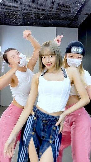 LISA on Instagram: "‘MONEY’ DANCE HIGHLIGHT CLIP #2 #LISA #리사 #BLACKPINK #블랙핑크 #MONEY #DANCE #PERFORMANCE #HIGHLIGHT_CLIP #YG"