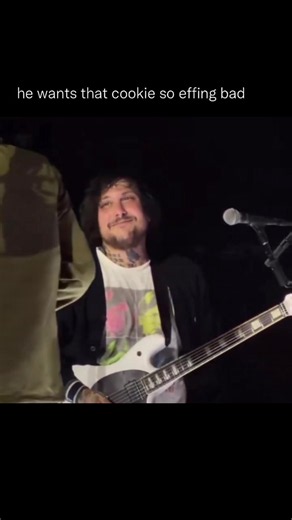 literal hearts in his eyes #frerard #frankiero #gerardway #mychemicalromance #mcr