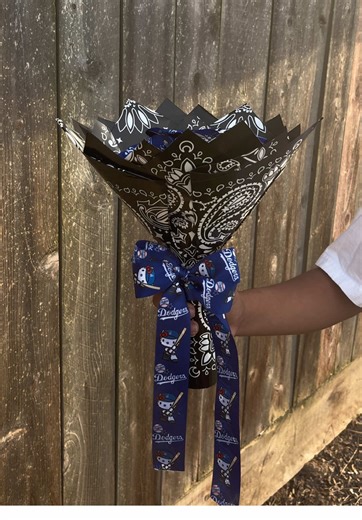 Hello kitty Bouquet 💐 -Message us on Instagram @morenasss.shop to place an order 🧚‍♀️ #bandanaroses #oldiesbutgoodies #fyp #ladodgers #viralvideo