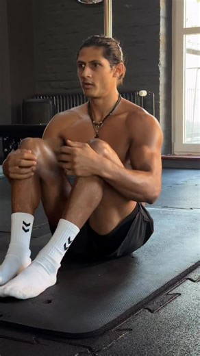 Jescher Heidl |Personaltrainer on Instagram: "Folge mir für mehr tips Kommentiere deine Anliegen damit ich ggf. für dich auch ein passendes Video erstellen kann, denn das was du brauchst betrifft bestimmt auch andere.🤗 Ps. Fröhliche Weihnachten 🎁🎄 Schick das Video an jemanden der öfters Rückenbeschwerden oder Kopfbeschwerden hat. #haltung #kopfschmerzen #rückenschmerzen #rückenübungen"