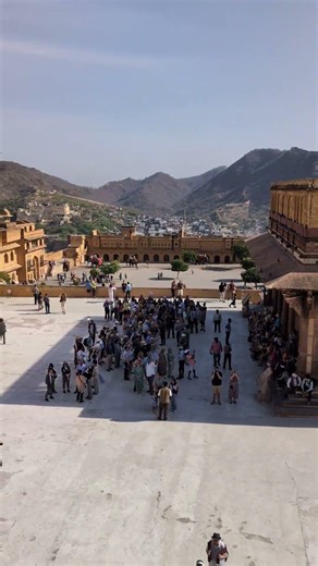 【世界遺産】アンベール城の美しい格子窓「ジャリ」越しに眺める、賑わいの中庭風景