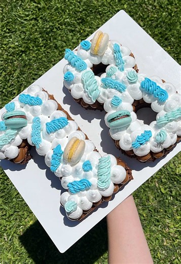 Deliciosa Number Cake 18 con Brownie y Macarons