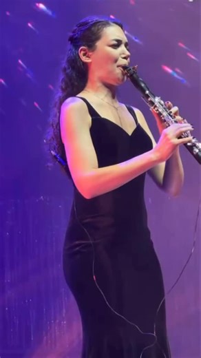 Selin Gürol on Instagram: "Clarinet solo w/ @r4wlight & @hadibirajakli ✨🫶🏻 Playing for almost 5000 people with dear Nour & Hadi was amazing 🙌🏻"