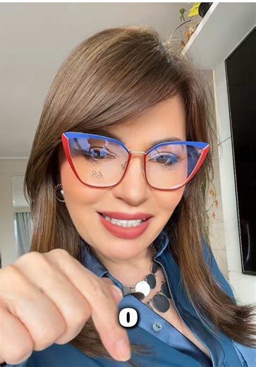 Tendência passa. Estilo fica. Para mulheres maduras, moda não é correr atrás do novo. É escolher o que funciona no rosto, na rotina e na imagem. Esse gatinho bicolor estrutura o olhar, cria contraste e imprime personalidade. Nada é aleatório. Tudo conversa com quem você é. Óculos também são assinatura. E assinatura não muda toda semana. #oculos #oculosdegrau #moda #makeup#modatiktok