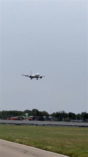 @turkishairlines landing at Heathrow Airport. I filmed this on my tour of Heathrow 🇹🇷 ✈️ #aviation #turkiye #turkishairlines | Evie Aviation
