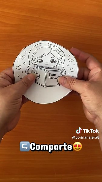 Plantillas gratis: niño y niña sosteniendo la Biblia para colorear