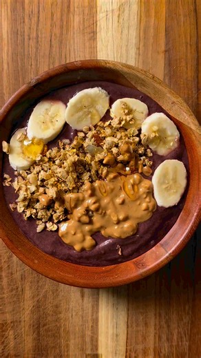 Healthy eating made easy with Sambazon acai packs! 𢡄 Recipe on the back for bowls: - 2 acai packs - 1/4 cup milk of choice - 1/2 frozen banana - Toppings of choice! This one has sliced banana, local Greenbluff honey, and Cascadian Farm granola (french vanilla almond) Add these to your grocery list for the next time you're here  | My Fresh Basket | Facebook