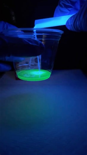 Blue Glowstick Changes to Green?! 💙💚