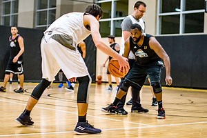 Ultimate Hoops - 4 Tips On How To Get Through A Basketball Screen