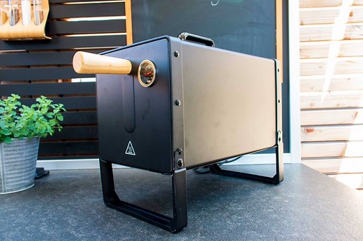 #Werbung Moin ihr Sizzler, wir haben den neuen E-Smoker von ALDI Nord, der am 4.7.2019 in die Läden kommt, für euch getestet und einen super leckeren Schweinebauch darauf zubereitet. Das Video dazu findet ihr bei Youtube. Fröhliches Brüten noch bei über 30 °C! Wie viel Grad sind es bei euch so? | SizzleBrothers