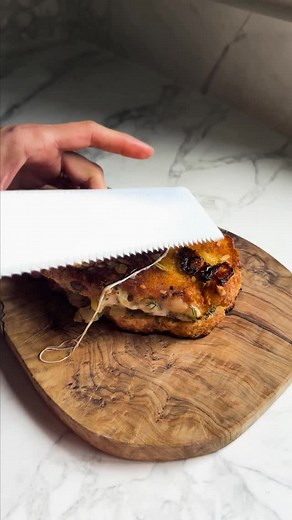 BETWEEN THE SLICES - Episode 5 Season 2 Potato mozzarella sandwich Oil Mustard seeds Curry leaves Onions Salt Chilli powder Boiled potatoes Mozzarella Chilli garlic chutney (recipe on reels) Yogurt bread (recipe on reels) Enjoy x #chetnamakan #sandwich #betweentheslices | Chetna Makan
