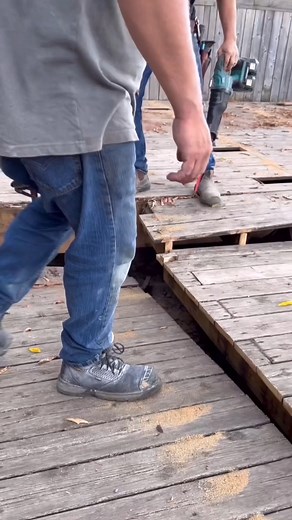 How to demolish large deck. It’s all about strategy! #carpentry #diycarpentry #deckbuilding #homeimprovement #ProTip #LearnOnReels #fypシ゚viralシ | Wood Bully