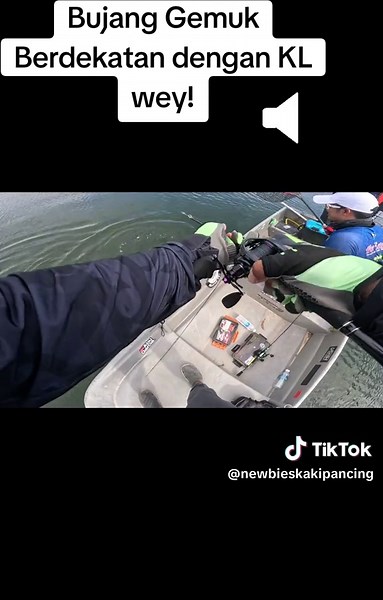 Setup : Rod : Banax compass the Black Reel : Banax Apollo Sv 111L line : Ajiking Wahoo braid 16x leader : Berkeley Vanish lure : strike pro EG 128D #casting #banax #tcetacklesmalaysia #tcetackles #ajiking #fyp #fypシ #lure #strikeprolures @Muaz_an