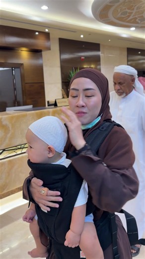 Jadi hari ini kita mau pamitan ke Allah, sebagai tamu kalau kita udah dateng pulang harus pamit kaann.. jujur, tawaf wada itu tawaf terberat karena ngerasa kaya hatiku sakit banget gitulo, kaya berpisah sama pacar terus kaya ga akan ketemu sesering itu lagi, dan kita bakal LDR'an, ternyata sesedih itu ya jauh dari Allah. ternyata tinggal deket Makkah, shalat 5 waktu disini, bermunajat disini, tahajud disini, nangis-nangis disini. it's wonderfull experience, dan aku berharap kalian bisa datang ke