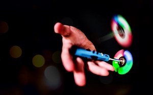 最新减压玩具：Fiddle Stick 官方宣传片