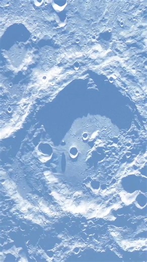 A video is going viral showing a strange object touching and scraping the surface of the moon. It looks unreal, doesn't it? An amazing sight! In reality, it's a classic optical illusion. That "object" is almost always something much closer to us – a meteor, a satellite, a piece of space debris, or even a high-flying airplane – that briefly passes in front of the moon from our perspective. Due to extreme zoom, vast differences in distance, and the perfect alignment of angles, it creates the illus