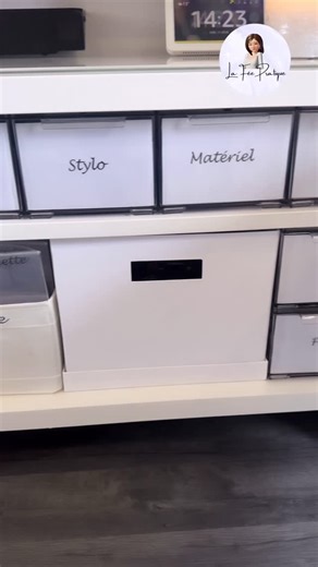 La Fée Pratique| Découvre l’organisation astucieuse 🪄 on Instagram: "Voici une astuce de rangement pratique pour meuble tv : L’utilisation de porte-document pour les papiers administratifs avec les catégories suivantes: - maison - famille - finance - courrier L’utilisation de petits tiroirs pour profiter de la totalité de l’espace pour pouvoir beaucoup de chose sans que ça déborde. Un tiroir = une utilité Voici les catégories : - accessoires divers (tel, tv..) - stylo et bloc note - matériel bu