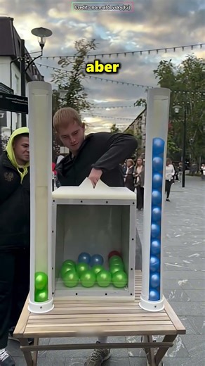 Der Junge mit der grünen Kugel hat geschummelt 😱