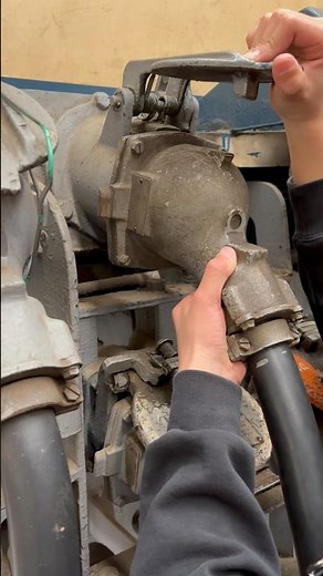EF63形10号機の双頭連結器を密着連結器から自動連結器に変えるシーンとジャンパ線を外してはめるシーン。