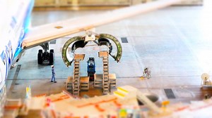 〜ミニチュア観光 ♪〜 @ANA機体工場編 機体のドックイン・ドックアウトや座席入れ替えなど、機体工場ならではの様子をお届けします☆ 過去掲載の"ミニチュア観光はこちらから♪ http://ana.ms/1TBLCqU ANA機体工場の詳細はこちらから♪ 「ANA機体工場見学を360度の視点で体験できる動画もあります！ ⇒http://ana.ms/1TI6hMe | ANA.Japan