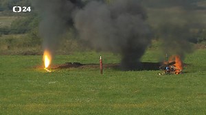 Zásah hasičů při požárech můžou výrazně zkomplikovat tlakové lahve. Jednou z možností, jak snížit riziko neřízené exploze, je lahev prostřelit. Právě to teď hasiči testovali. Podívejte se v reportáži. 👇 | ČT24