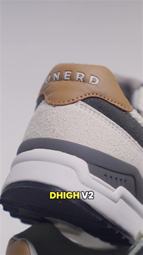 Kerja rapi, aktivitas tetap bebas. DHIGH Vintage White, nyeimbangin gaya profesional dan kenyamanan daily. #akupakeunerd