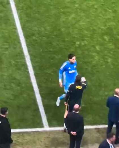 Fenerbahçe’de Ederson Moraes konusunda sıcak gelişmeler yaşanıyor.14.00’te başlayacak yönetim kurulu toplantısında Ederson’un kadro dışı bırakılacağı iddia edildi.Brezilyalı file bekçisinin son haftalardaki düşük performansı ve derbide gördüğü kırmızı kart sonrası kredisinin tükendiği belirtilirken, yüksek maaşı yönetimin elini kolunu bağlıyor.Sercan Hamzaoğlu, Ederson’un kadro dışı kalacağını iddia ederken, menajerinden takım bulması istenecek. Fenerbahçe, Ederson’un maaş yükünden kurtulmak içi