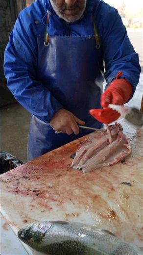 World-Class Fish Filleting by a Market Fishmonger