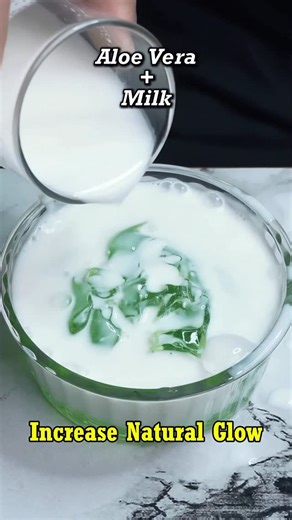 Ankush Raina | Self Improvement | Fitness on Instagram: "🌿 Aloe Vera Gel – ek hi cheez, 10 fayde! Agar tum daily aloe vera gel use karte ho, to ✨ skin glowing hoti hai ✨ pimples aur acne kam hote hain ✨ sunburn se relief milta hai ✨ dark spots dheere-dheere fade hote hain ✨ hair fall kam hota hai aur growth better hoti hai Natural skincare chahte ho to chemicals chhodo aur aloe vera ko apni routine ka hissa banao 💚 👇 Comment karo “ALOE” agar tum bhi natural glow chahte ho! #AloeVeraGel #AloeV