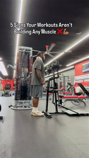 Quantonio Williams Jr. on Instagram: "5 Signs Your Workouts Aren’t Building Any Muscle ❌ 1️⃣ Your strength hasn’t gone up in weeks. If the weight, reps, or control haven’t improved, your muscles have no reason to grow. Muscle is built through progressive overload, not just sweating or feeling tired. Training hard without measurable progress is just maintenance at best. If nothing is increasing, your body is adapting by staying the same. 2️⃣ Your form is sloppy or inconsistent. Using bad techniqu