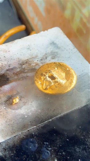 The process of making gold jewelry into gold ingots #goldfactory #goldbar #jewelry #handmade #gold