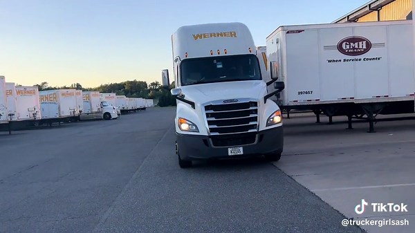 Semi-truck 45 Degree Backing tight quarter maneuver #trucker #truckinggirl #trucksoftiktok #fyp